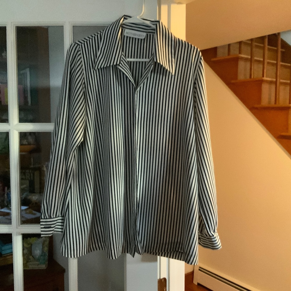 Women’s Motherhood Maternity Top, Size M.